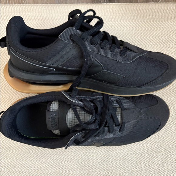 Black Nike Air - Picture 3 of 10